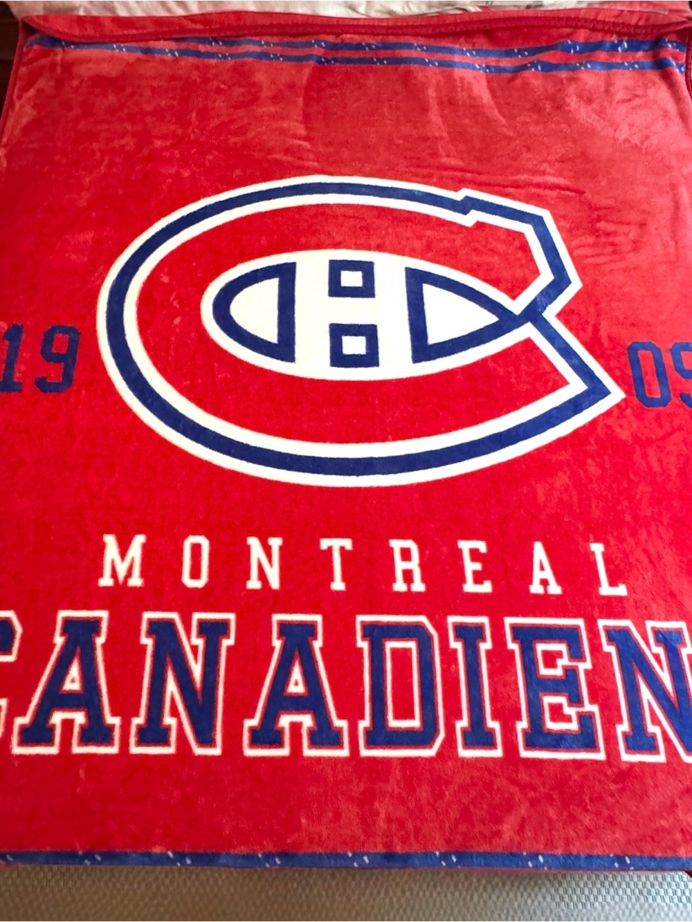 Montreal Canadiens NHL Plush Team Throw Blanket
